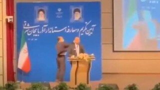 Ιράν: Άνδρας χαστούκισε κυβερνήτη την ώρα της ορκωμοσίας του