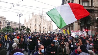 Κορωνοϊός - Ιταλία: Φασιστικοί χαιρετισμοί σε κινητοποίηση αντιεμβολιαστών στο Μιλάνο