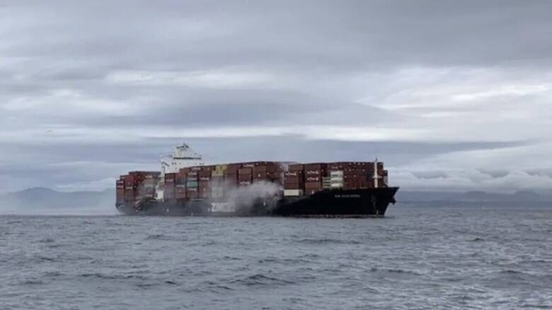 Καναδάς: Τοξικά αέρια εκλύονται από φλεγόμενο πλοίο