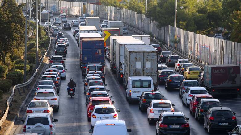 Κίνηση: Κυκλοφοριακό κομφούζιο στο κέντρο της Αθήνας - Πού εντοπίζονται προβλήματα