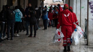 Ο Ελληνικός Ερυθρός Σταυρός στο πλευρό των αστέγων στο λιμάνι του Πειραιά