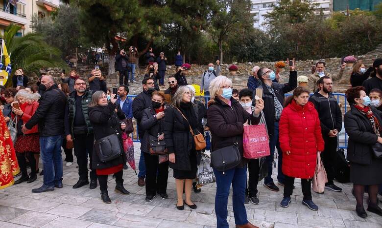 Θεσσαλονίκη: Τεράστιος συνωστισμός πιστών στη λιτανεία του Αγίου Δημητρίου