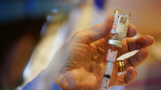 Κορωνοϊός: Εγκρίθηκε από τον ΕΜΑ αναμνηστική δόση με το εμβόλιο της Moderna