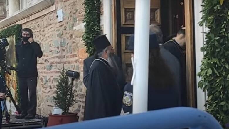 Θεσσαλονίκη:  Ιερέας αντέδρασε στην αστυνομική παρουσία και άφηνε τους πιστούς χωρίς μάσκα
