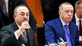 Deutsche Welle: Με παραίτηση απείλησε ο Τσαβούσογλου τον Ερντογάν για το θέμα των δέκα πρεσβευτών