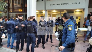 Πέραμα: Στα δικαστήρια Πειραιά οι επτά αστυνομικοί - Θερμή υποδοχή από πολίτες