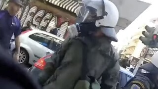 Εξάρχεια: Έρευνα για τον αστυνομικό που σπάει τζαμαρία και λέει «είμαι τρελός»