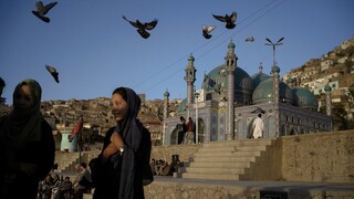 Αφγανιστάν: Κυβερνήσεις και ΜΚΟ «αγνοούν» τις γυναίκες στις διαπραγματεύσεις τους με τους Ταλιμπάν
