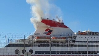 Συναγερμός στην Πάτρα: Σε εξέλιξη η φωτιά σε πλοίο στο λιμάνι της πόλης