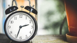Αλλαγή ώρας 2021: Μία ώρα πίσω θα γυρίσουν τα ρολόγια τα ξημερώματα της Κυριακής