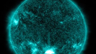 NASA: Ο Ήλιος εκτόξευσε μια ισχυρή ηλιακή έκλαμψη που θα φθάσει σύντομα στη Γη