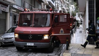 Βύρωνας: Φωτιά σε διαμέρισμα - Απεγκλωβίστηκε τετραμελής οικογένεια από το μπαλκόνι