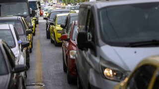 Καθυστερήσεις στην Αττική Οδό: Σύγκρουση οχημάτων στο ύψος του Ηρακλείου- Τέσσερις τραυματίες