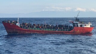 Υπουργείο Μετανάστευσης: Αίτημα επιστροφής του πλοίου με τους 400 πρόσφυγες στην Τουρκία