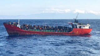 Θρίλερ με 400 πρόσφυγες ανοιχτά της Καρπάθου - Αρνείται η Τουρκία την επιστροφή του πλοίου