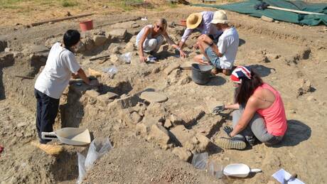 Μυκηναϊκή νεκρόπολη: Ανακαλύφθηκαν πολύτιμα σύνολα κτερισμάτων και χάλκινα ξίφη