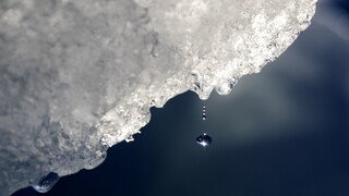 Ανήσυχοι οι επιστήμονες: Η τήξη των πάγων στη Γροιλανδία αυξάνει τον κίνδυνο πλημμυρών