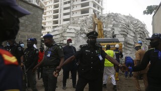 Νιγηρία: Κατέρρευσε ουρανοξύστης παγιδεύοντας δεκάδες στα ερείπια - Τουλάχιστον τρεις νεκροί
