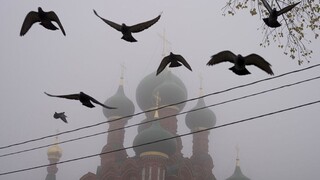 Πέπλο πυκνής ομίχλης τύλιξε τη Μόσχα - Εντυπωσιακές εικόνες