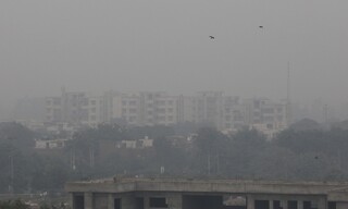 Ινδία: Το Νέο Δελχί «πνίγεται» κάτω από πυκνό και τοξικό νέφος