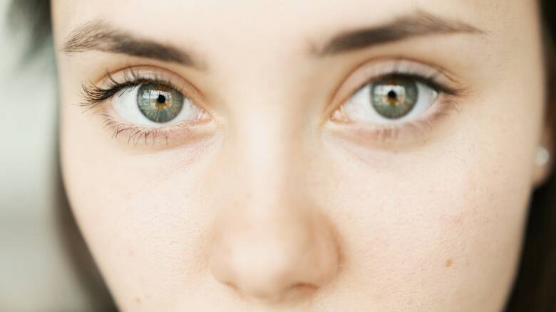 Έχετε θαμπή όραση ή νιώθετε φαγούρα, ξηρότητα και καύσο στα μάτια; Τι μπορεί να φταίει