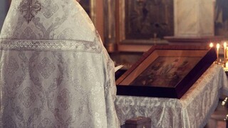 Μυτιλήνη: Παρέμβαση εισαγγελέα για ιερέα που κοινωνούσε πιστούς ενώ νοσούσε με Covid