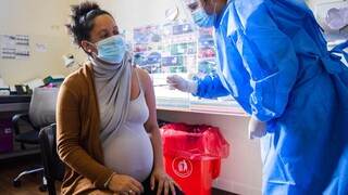 Εμβόλιο και εγκυμοσύνη: Υπάρχουν κίνδυνοι; Τι απαντά η επιστημονική κοινότητα