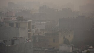 Ινδία: «Πνίγεται» στο τοξικό νέφος το Νέο Δελχί - Η μόλυνση 14 φορές πάνω από τα επίπεδα ασφαλείας