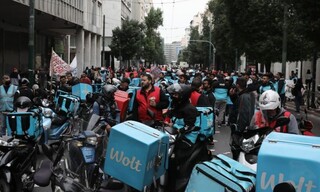 Στους δρόμους οι εργαζόμενοι στην εστίαση και τον τουρισμό: Γέμισαν μηχανάκια Αθήνα - Θεσσαλονίκη