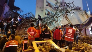 Τουρκία - Κατάρρευση κτηρίου στη Μαλάτια: Εγκλωβισμένοι και δεκάδες τραυματίες