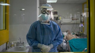 Κορωνοϊός: Αλλεπάλληλα ρεκόρ κρουσμάτων, χάος στα νοσοκομεία και αύξηση θνησιμότητας