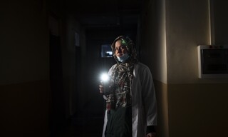 Στα νοσοκομεία του Αφγανιστάν, η λογική και η επιστήμη πολεμούν -και- με τους Ταλιμπάν