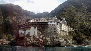 Άγιο Όρος: Παρέμβαση εισαγγελέα μετά τις δηλώσεις αρχιμανδρίτη για αντιεμβολιαστές μοναχούς