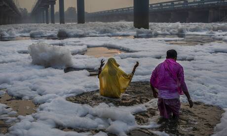 Iνδουιστές αγνοούν την μόλυνση και κάνουν μπάνιο σε ιερό ποτάμι