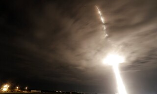Απογειώθηκε ο πύραυλος της SpaceX: Μεταφέρει 4 αστροναύτες στον Διεθνή Διαστημικό Σταθμό