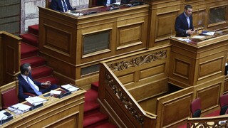 ΣΥΡΙΖΑ: Ο Τσίπρας βάζει τον Μητσοτάκη στο εδώλιο του πολιτικού κατηγορουμένου στη Βουλή