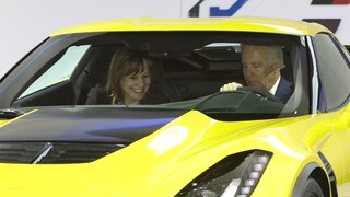 Ο Μπάιντεν προωθεί τα ηλεκτρικά αυτοκίνητα με επίσκεψη στο εργοστάσιο της General Motors