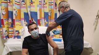 Κορωνοϊός: Ο Τσίπρας έκανε την τρίτη δόση του εμβολίου - Το μήνυμα στο Facebook