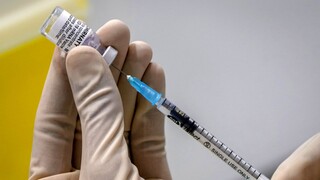 Κορωνοϊός: Επιχείρηση περιορισμού της πανδημικής «έκρηξης» με ενίσχυση εμβολιασμών