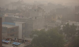 Ινδία: «Πνιγμένο» στην αιθαλομίχλη το Νέο Δελχί