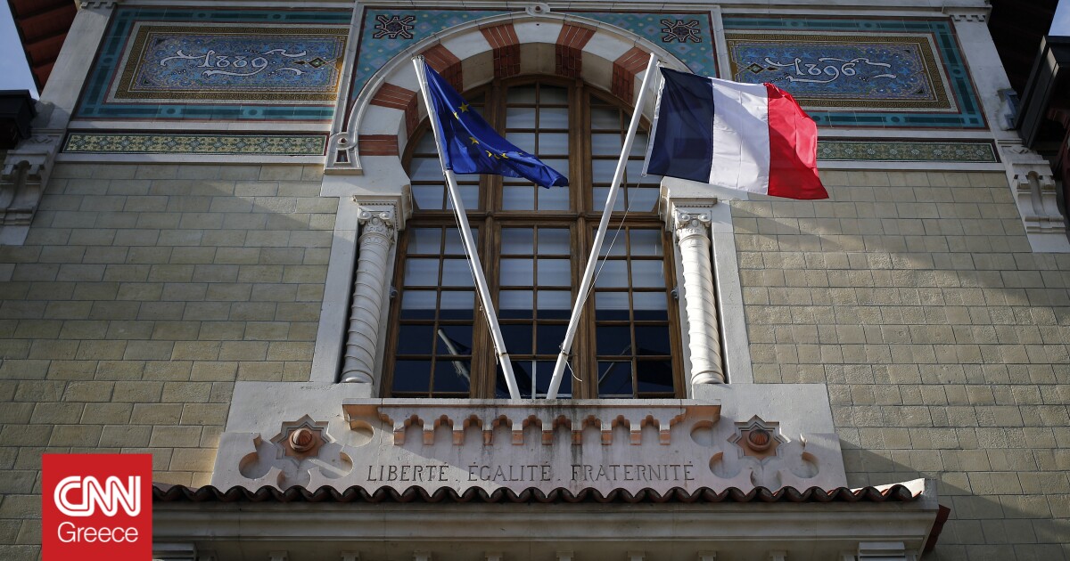 France – Les deux nuances de bleu : le drapeau a changé de couleur sous l’impulsion de Macron