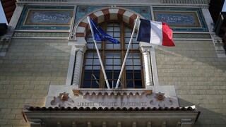 Γαλλία - Οι δύο… αποχρώσεις του μπλε: Άλλαξε χρώμα η σημαία με εντολή Μακρόν