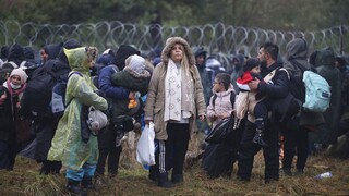 Πολωνία: Χιλιάδες μετανάστες συγκεντρώνονται σε φυλάκιο στα σύνορα με τη Λευκορωσία