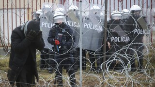 Οξύνεται η ένταση στα πολωνο-λευκορωσικά σύνορα: Κανόνια νερού κατά μεταναστών από Πολωνούς φρουρούς
