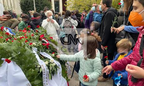 Πολυτεχνείο: Μικρά παιδιά τιμούν τη μνήμη των νεκρών με λουλούδια