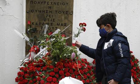 Επέτειος Πολυτεχνείου - Θεσσαλονίκη: Κατάθεση στεφάνων στο μνημείο της Πολυτεχνικής Σχολής