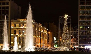 Χριστούγεννα 2021: Στολίζεται η Αθήνα - Έτοιμο το χριστουγεννιάτικο δέντρο της Ομόνοιας