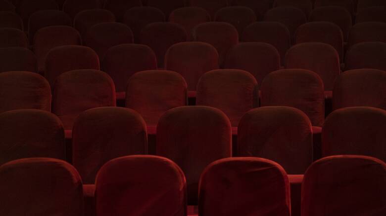 Κορωνοϊός: Το αβέβαιο μέλλον των θεάτρων και των κινηματογράφων -Πώς επηρεάζονται από τα νέα μέτρα