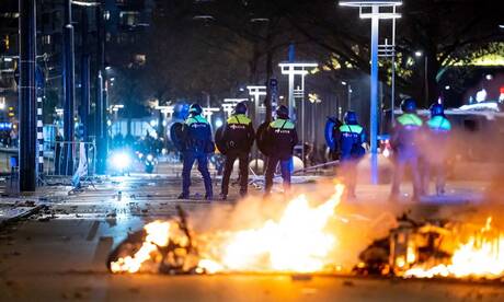Ολλανδία: Χάος στους δρόμους του Ρότερνταμ σε διαδήλωση κατά των μέτρων κορωνοϊού