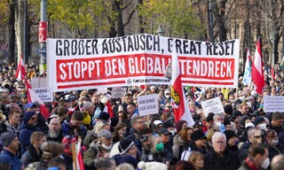 Αυστρία: Μεγάλες διαδηλώσεις κατά του lockdown και του υποχρεωτικού εμβολιασμού